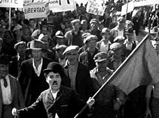 Chaplin fue acusado de comunista por alzar una bandera roja en esta escena